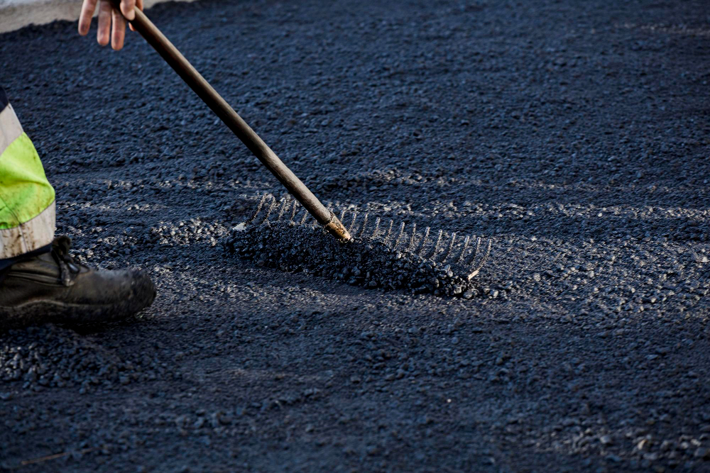 When Should Sealcoating Be Applied? A Guide for Asphalt Paving